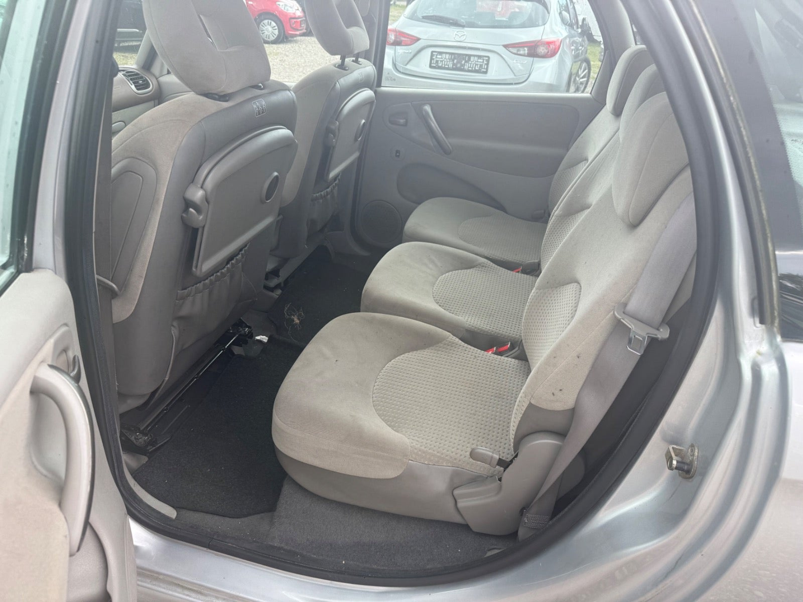 Sølv Citroën Xsara Picasso fra 2003 set indefra