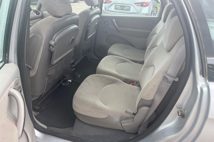 Sølv Citroën Xsara Picasso fra 2003 set indefra