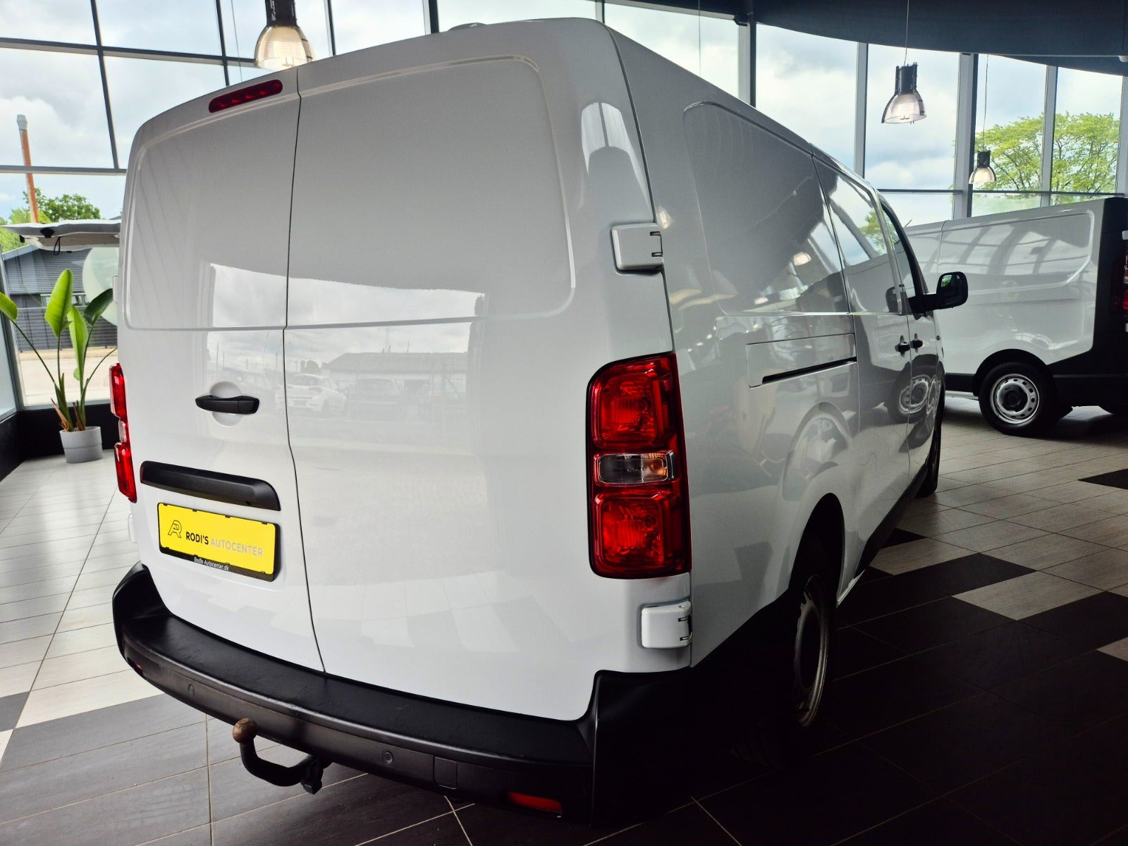 Hvid Peugeot Expert fra 2024