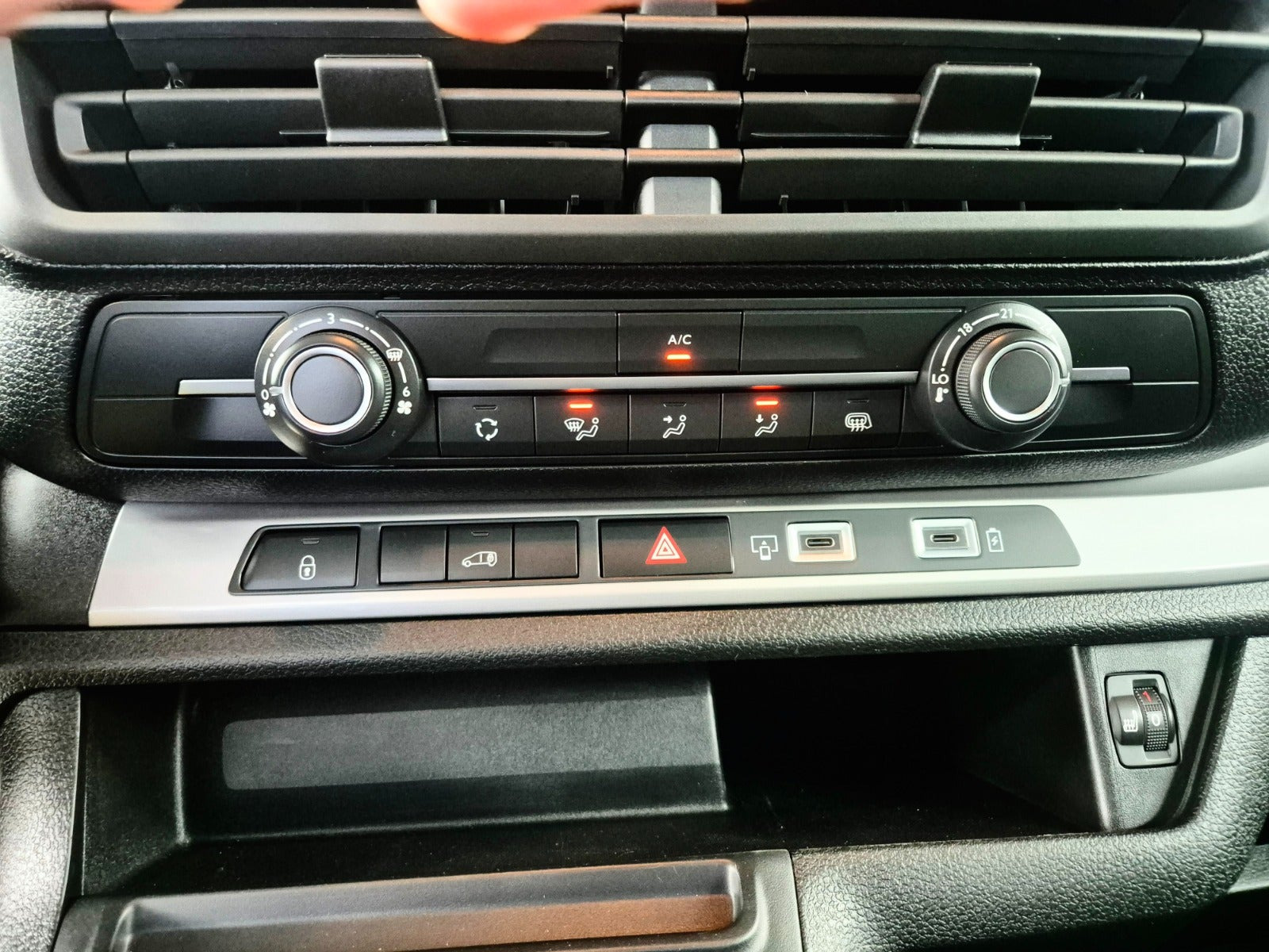 Hvid Peugeot Expert fra 2024