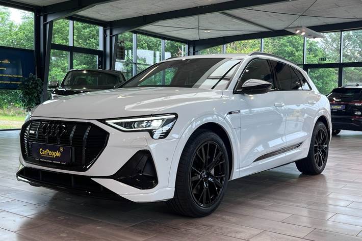 Hvid Audi e-tron fra 2023