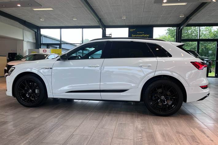 Hvid Audi e-tron fra 2023