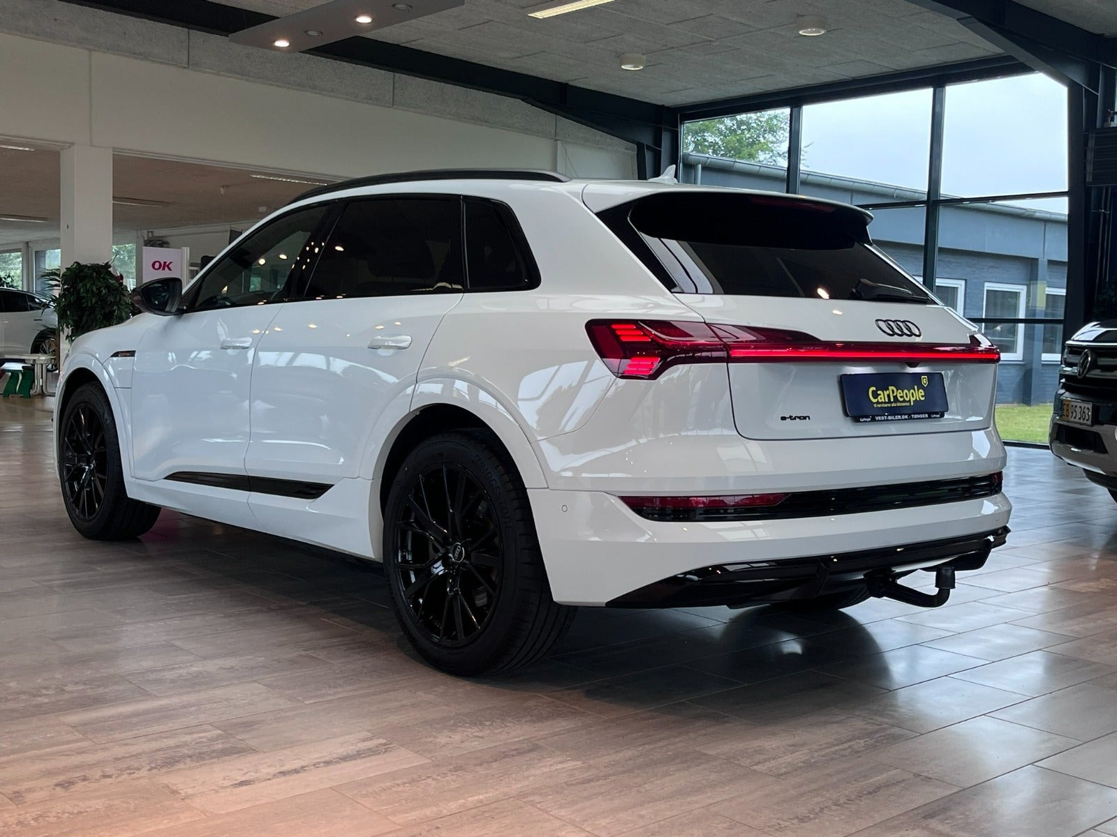 Hvid Audi e-tron fra 2023