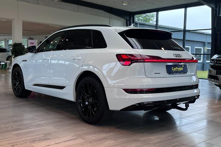 Hvid Audi e-tron fra 2023