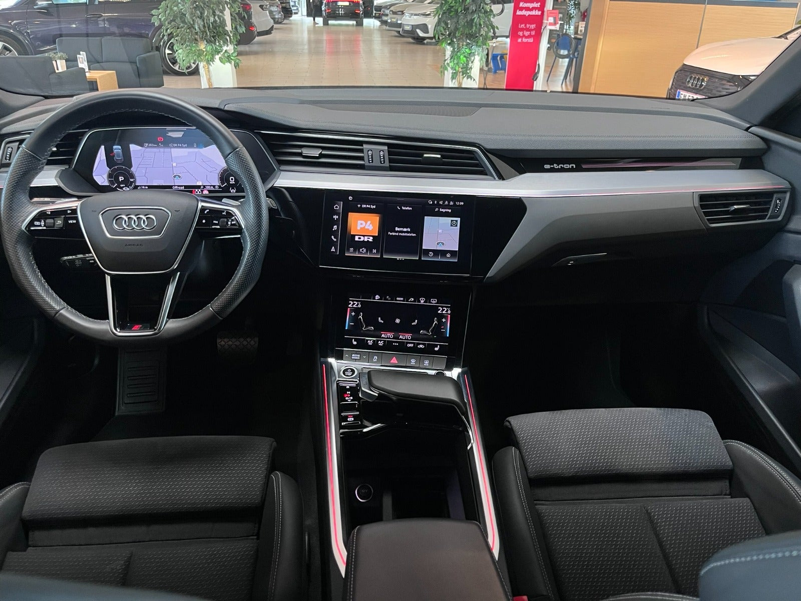 Hvid Audi e-tron fra 2023