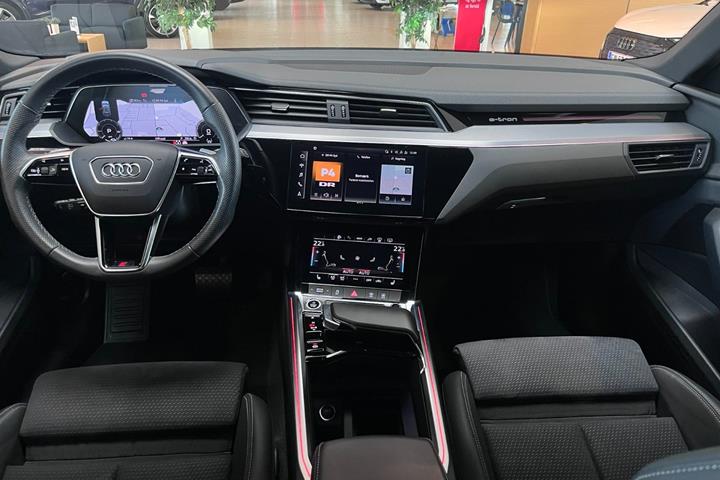 Hvid Audi e-tron fra 2023