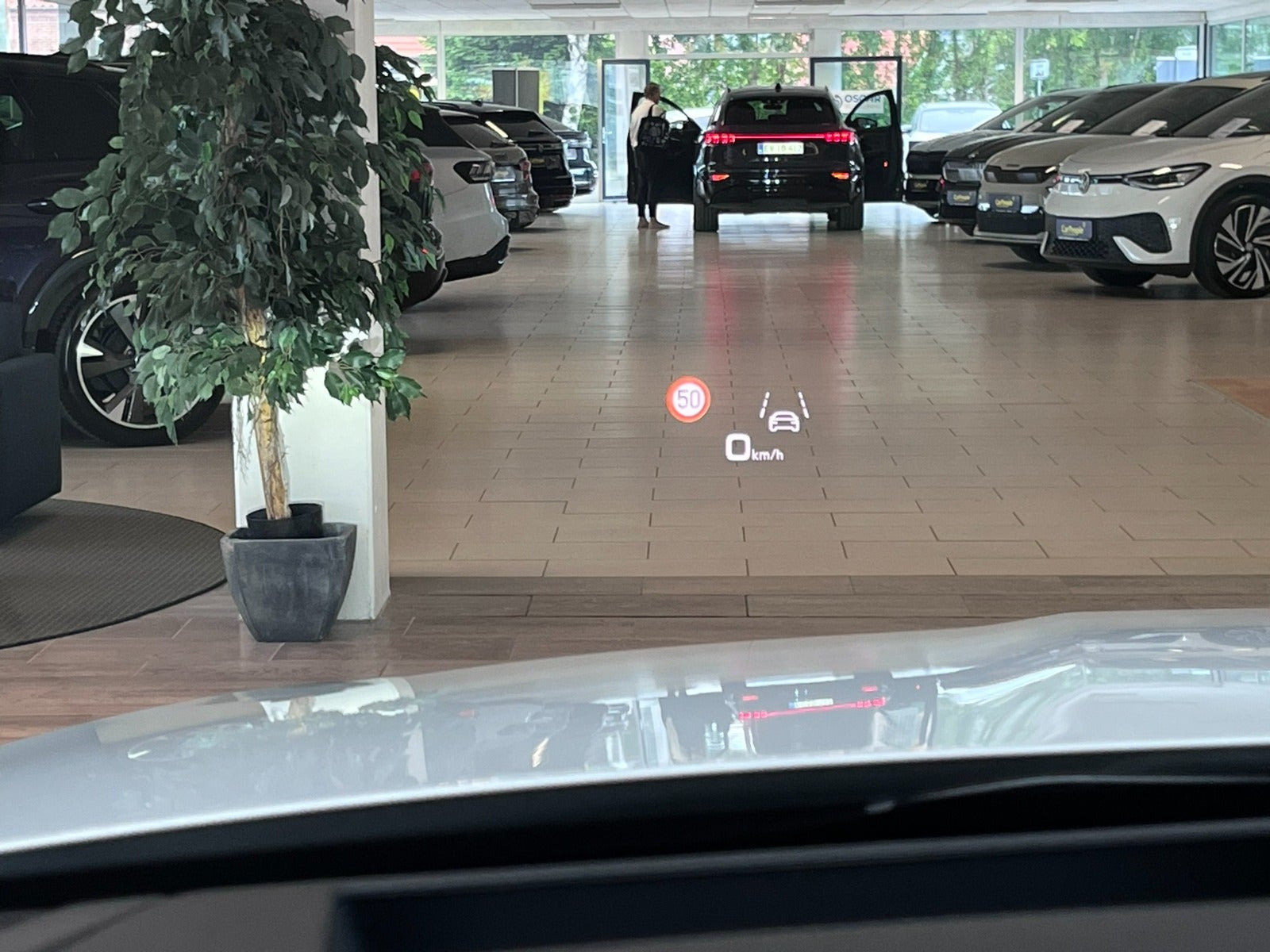 Hvid Audi e-tron fra 2023