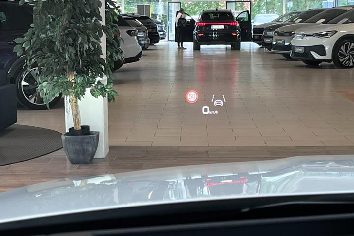 Hvid Audi e-tron fra 2023