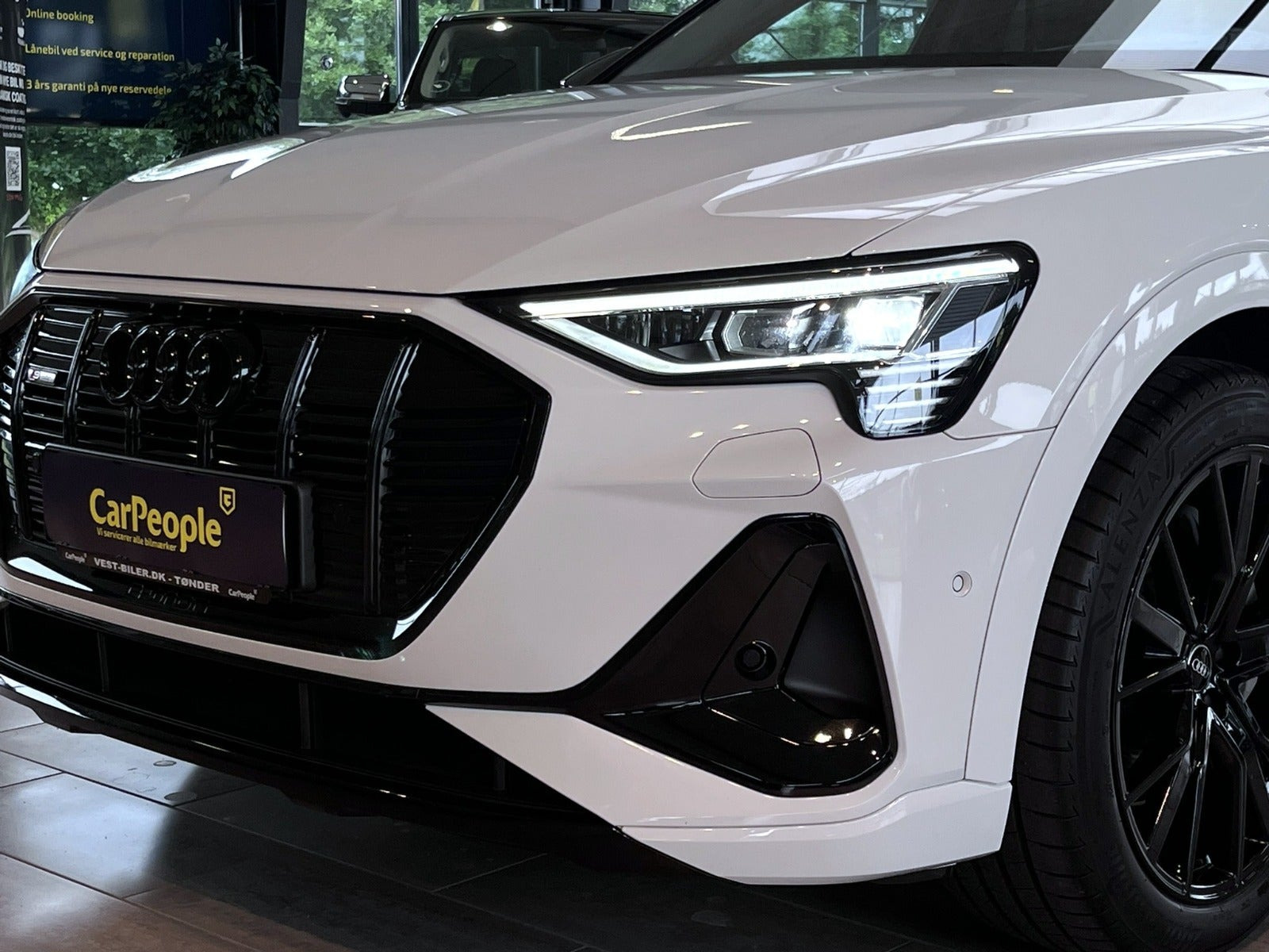 Hvid Audi e-tron fra 2023