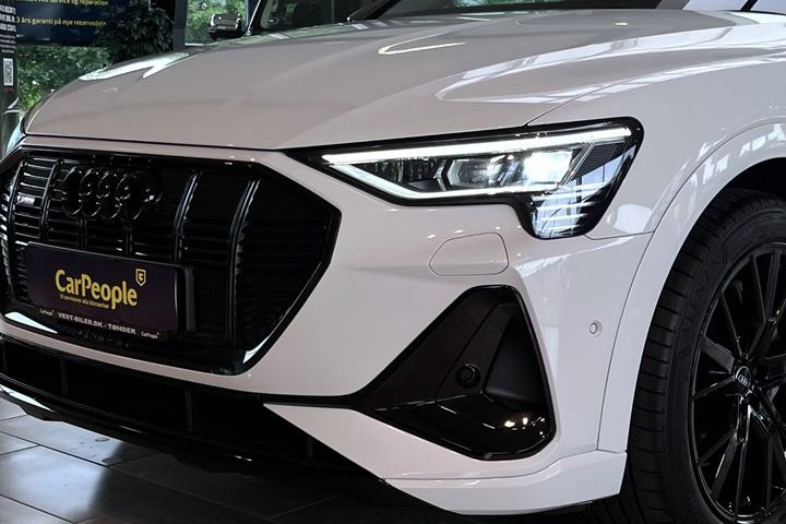 Hvid Audi e-tron fra 2023