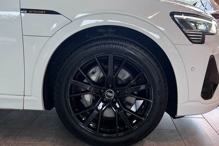 Hvid Audi e-tron fra 2023