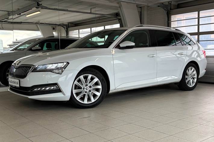 Hvid Skoda Superb fra 2020
