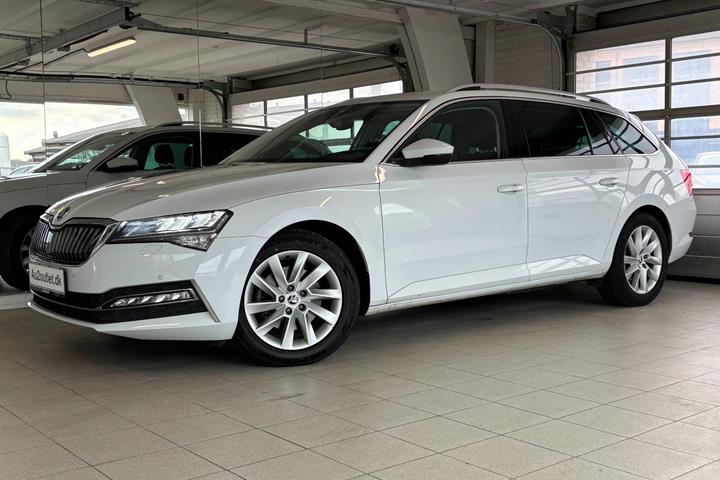 Hvid Skoda Superb fra 2020