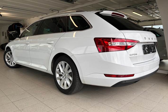 Hvid Skoda Superb fra 2020