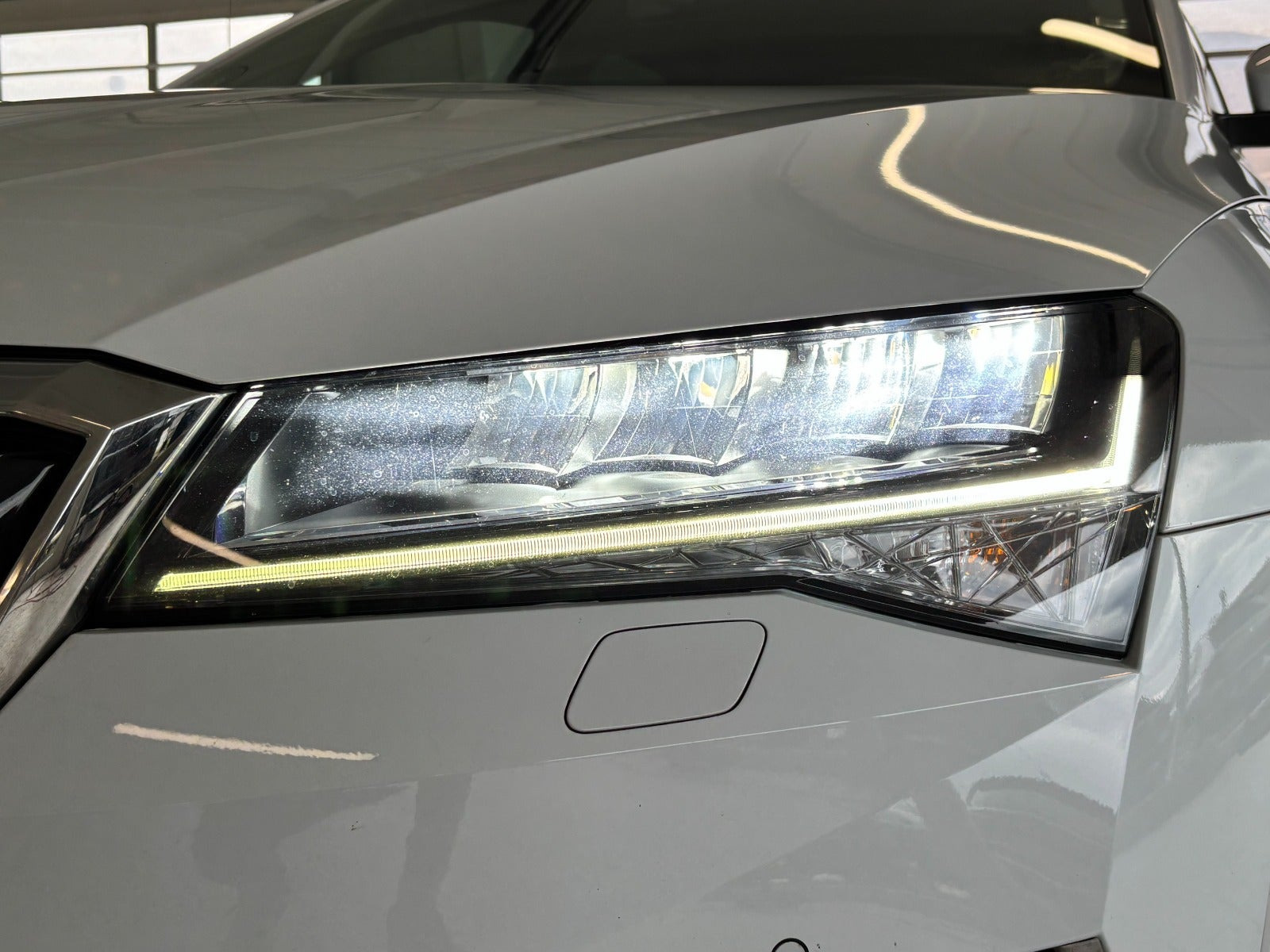 Hvid Skoda Superb fra 2020