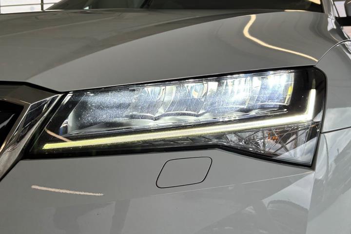 Hvid Skoda Superb fra 2020