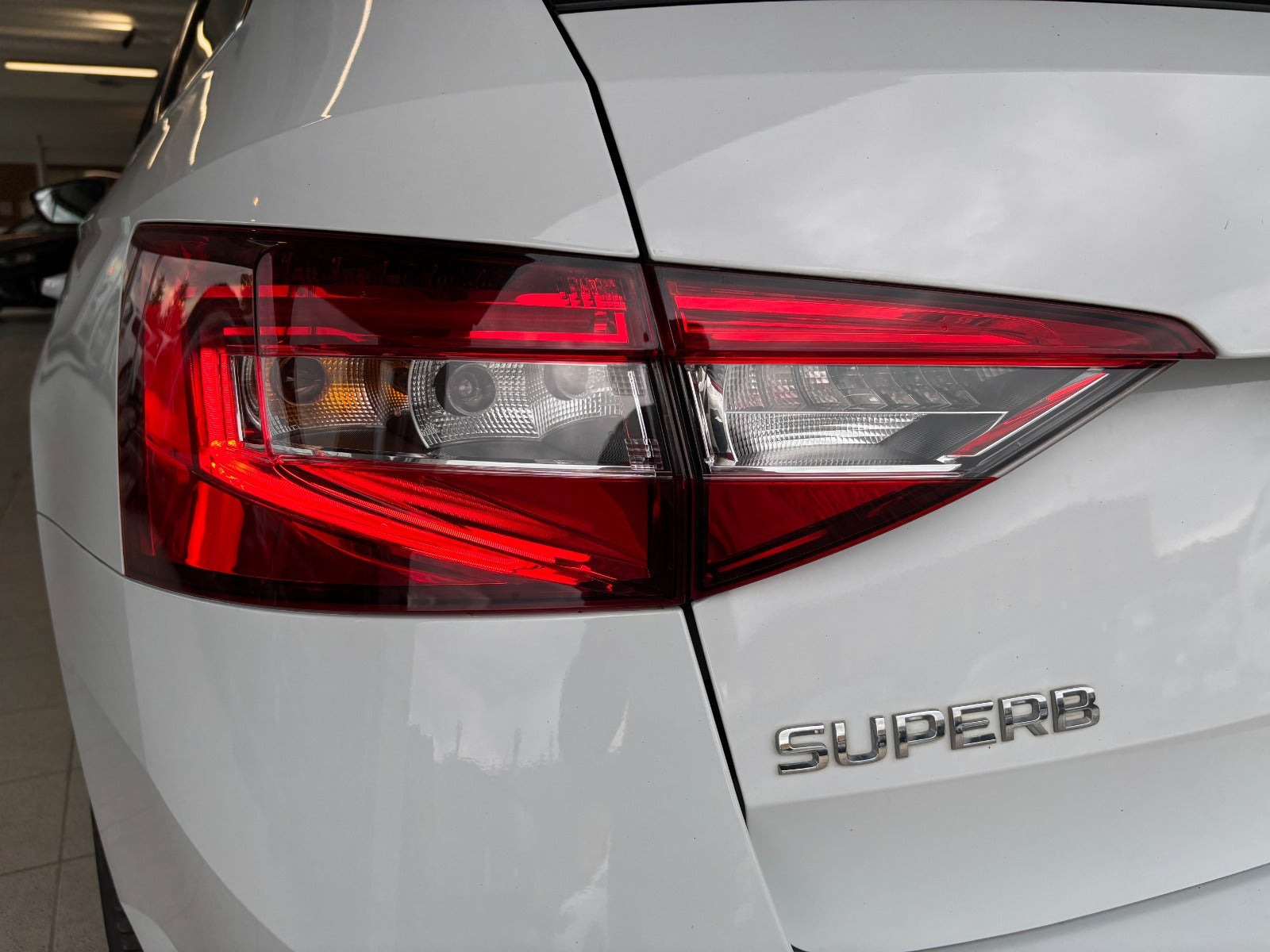 Hvid Skoda Superb fra 2020