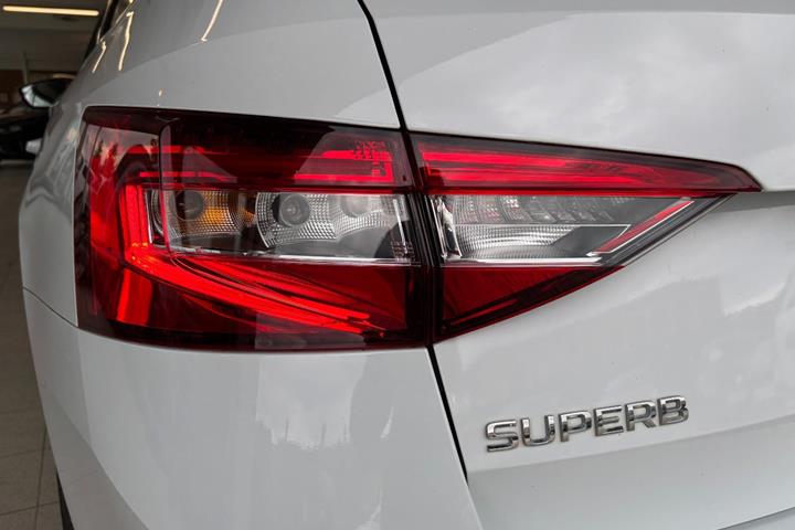 Hvid Skoda Superb fra 2020