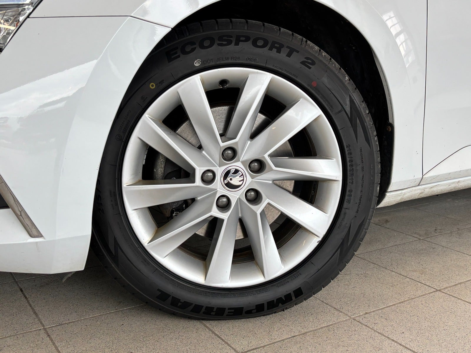 Hvid Skoda Superb fra 2020