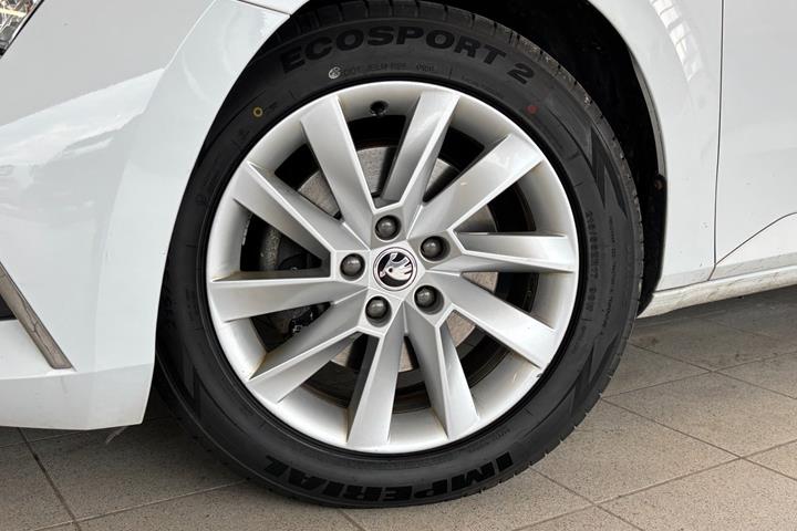 Hvid Skoda Superb fra 2020