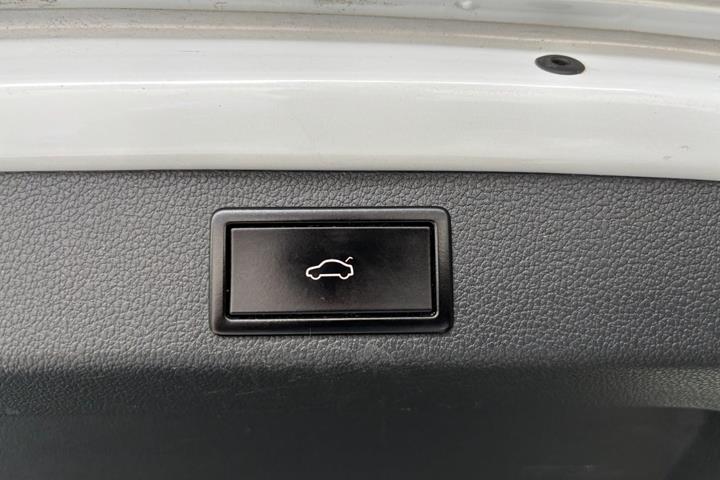 Hvid Skoda Superb fra 2020