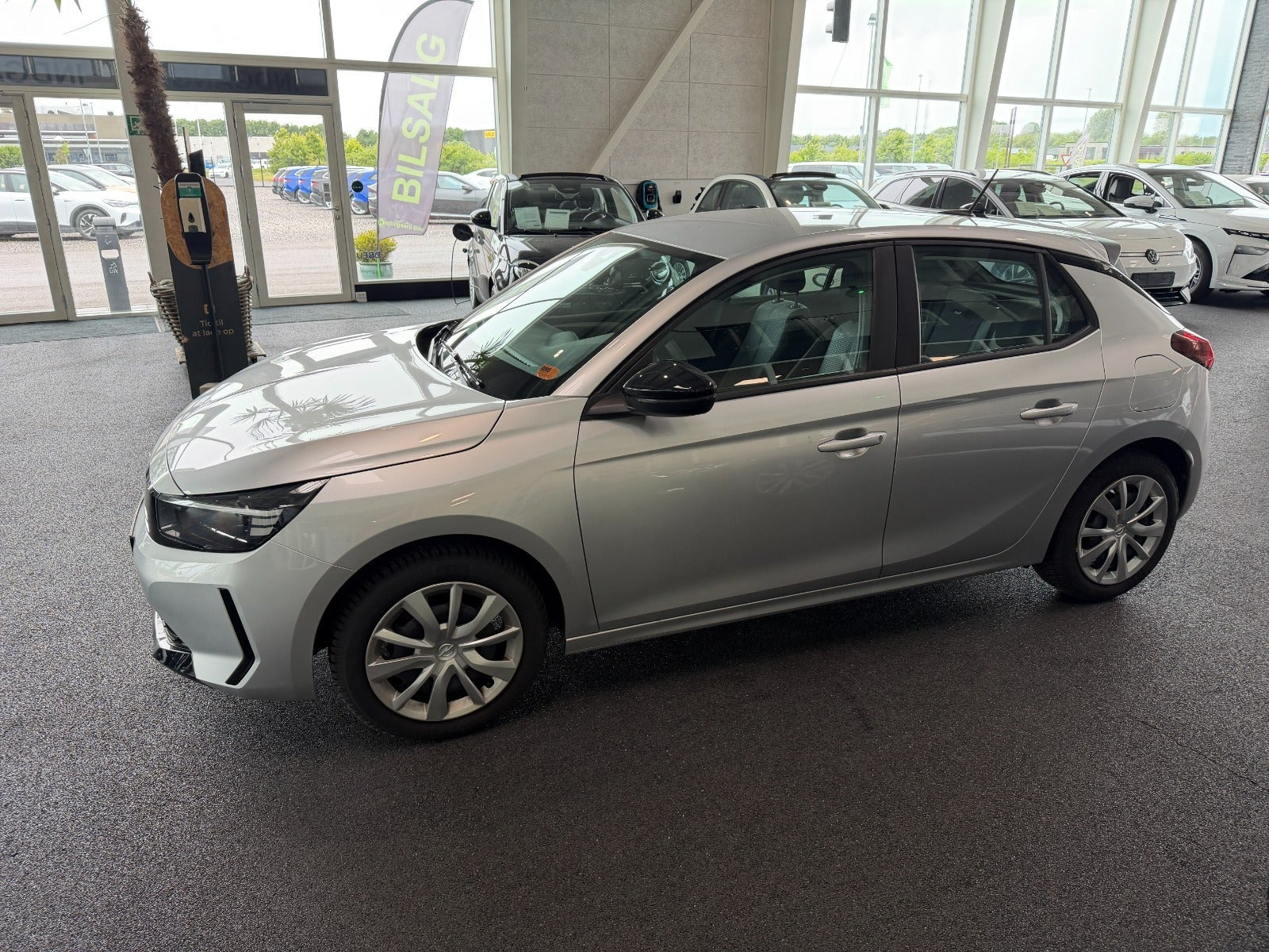 Grå Opel Corsa fra 2024