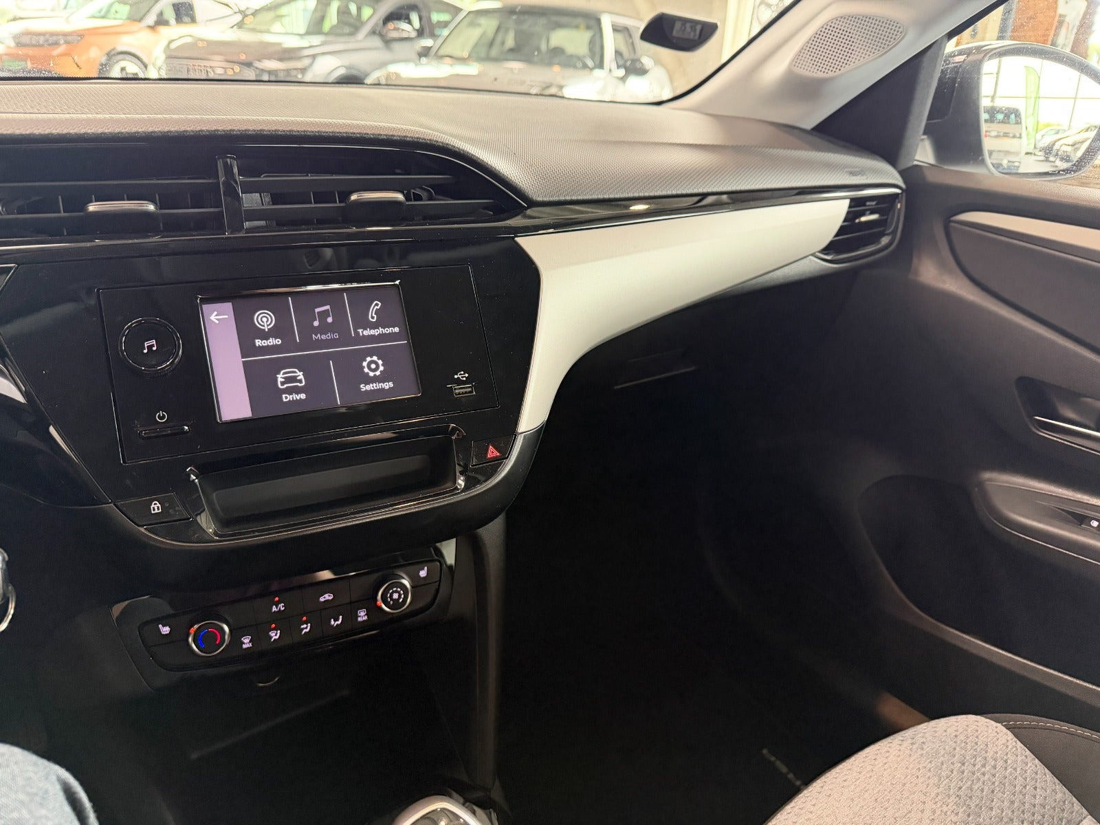 Grå Opel Corsa fra 2024