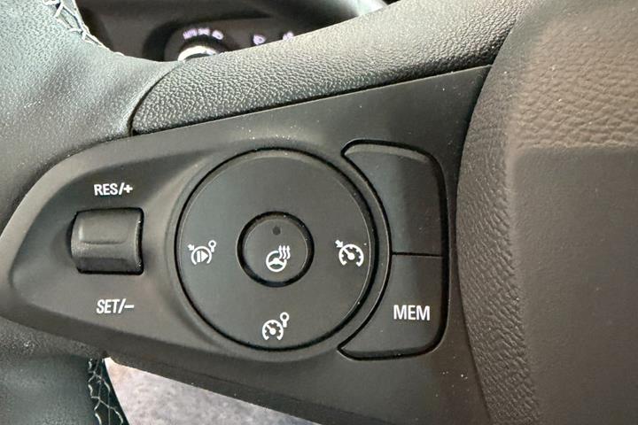 Grå Opel Corsa fra 2024
