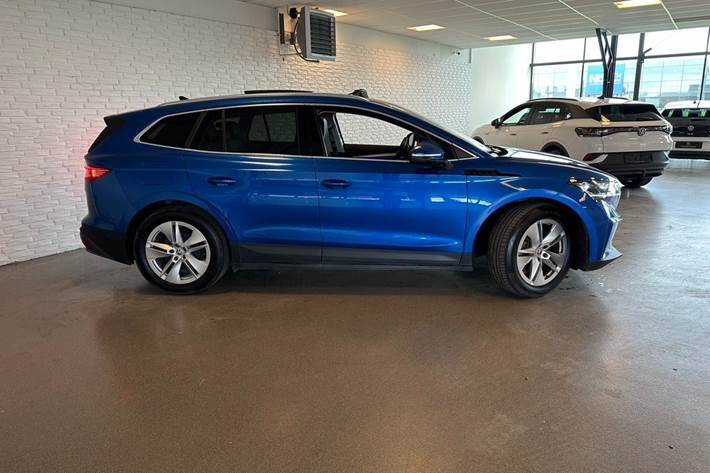 Blå Skoda Enyaq fra 2022