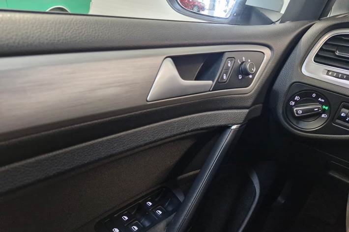 Hvid VW Golf VII fra 2015