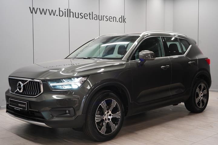 Grøn Volvo XC40 fra 2019 set udefra