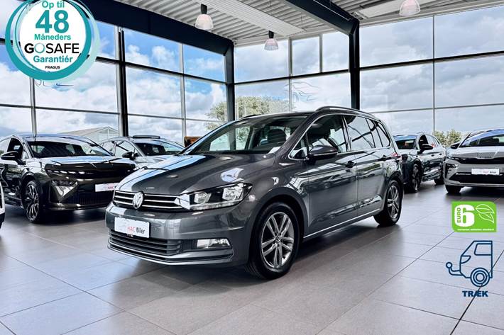 Sølv VW Touran fra 2016 set udefra
