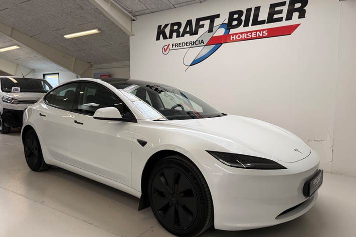 Hvid Tesla Model 3 fra 2024