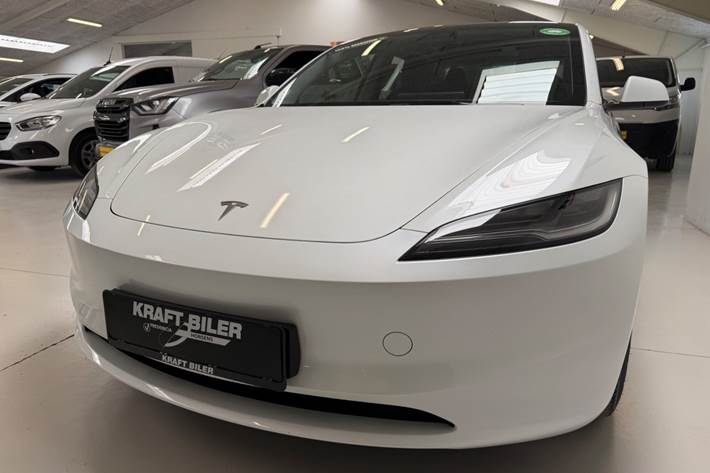 Hvid Tesla Model 3 fra 2024