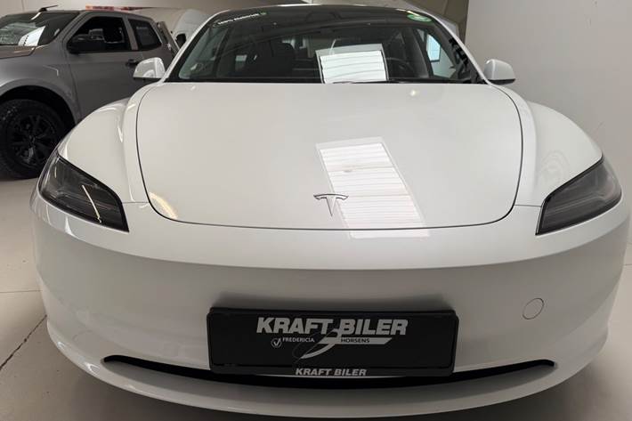 Hvid Tesla Model 3 fra 2024