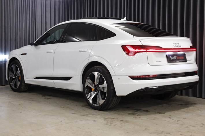 Hvid Audi e-tron fra 2020