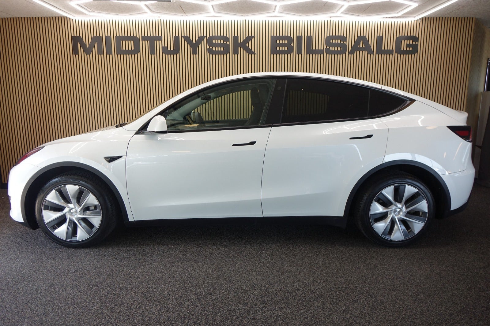 Hvid Tesla Model Y fra 2023
