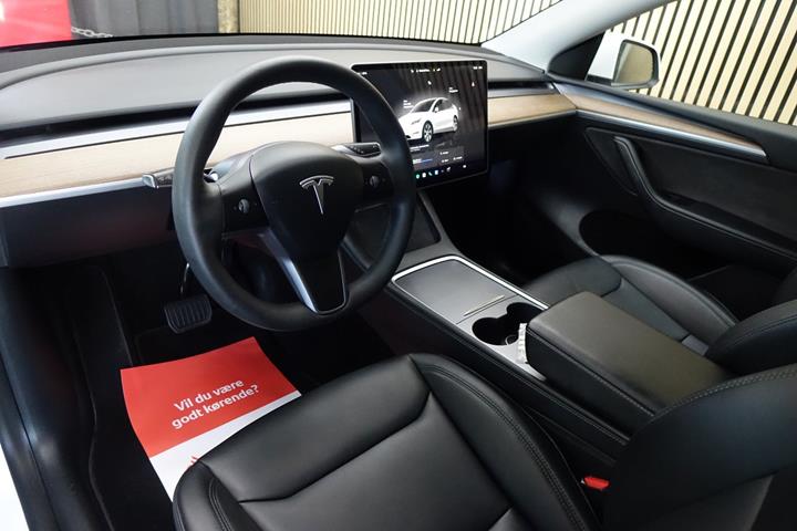 Hvid Tesla Model Y fra 2023