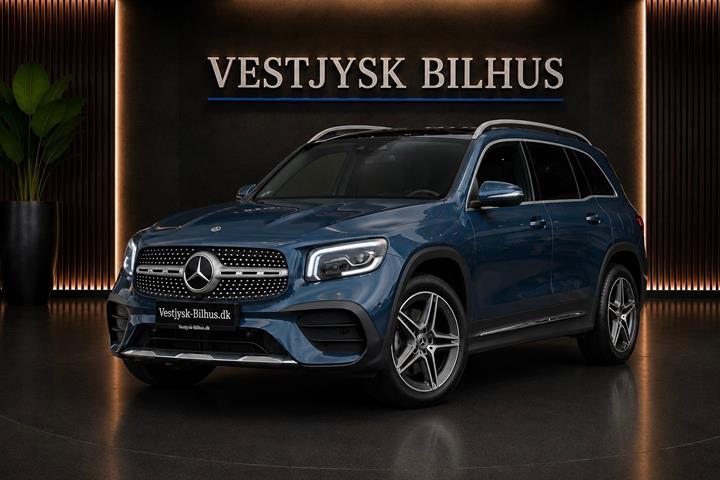 Blå Mercedes GLB220 d fra 2023 set udefra
