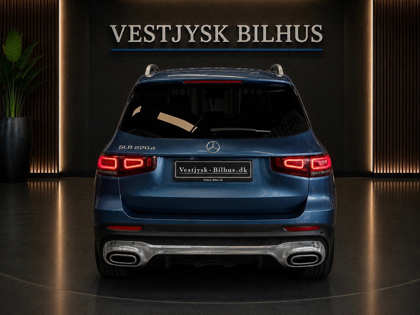 Blå Mercedes GLB220 d fra 2023 set udefra