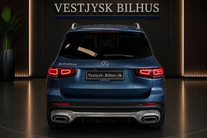 Blå Mercedes GLB220 d fra 2023 set udefra
