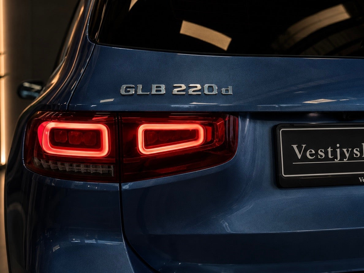 Blå Mercedes GLB220 d fra 2023 set udefra