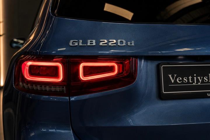 Blå Mercedes GLB220 d fra 2023 set udefra