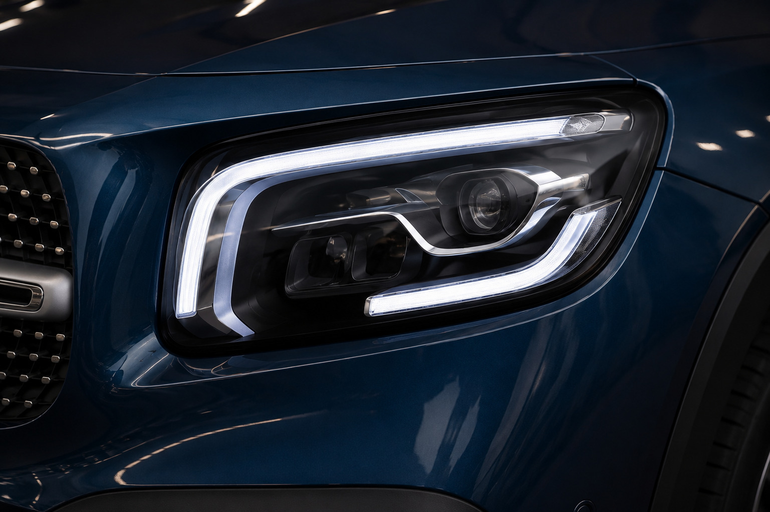 Blå Mercedes GLB220 d fra 2023 set udefra