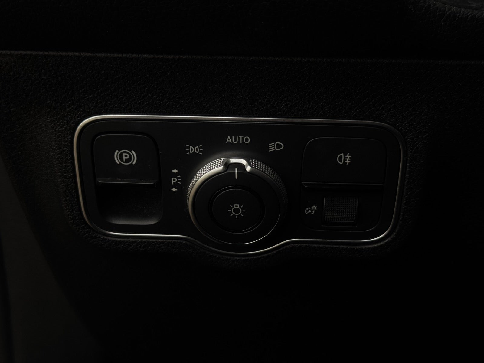 Blå Mercedes GLB220 d fra 2023 set indefra