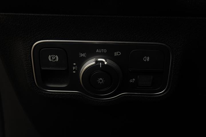 Blå Mercedes GLB220 d fra 2023 set indefra