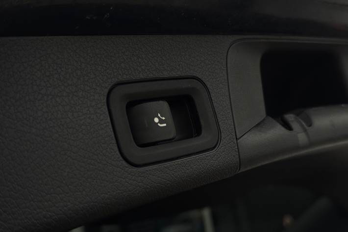 Blå Mercedes GLB220 d fra 2023