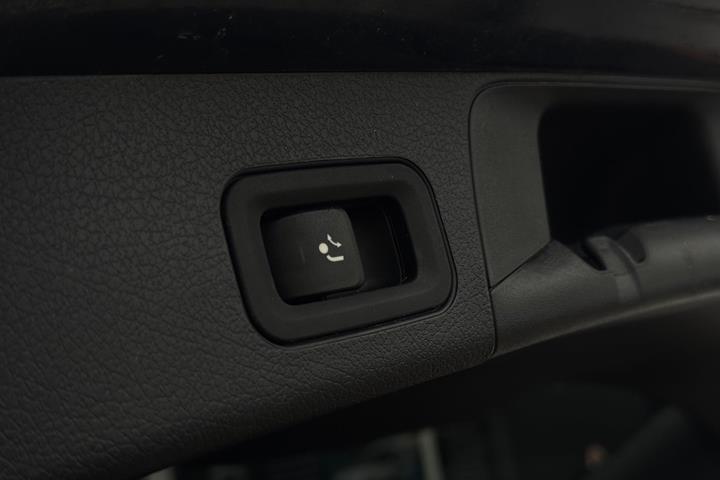 Blå Mercedes GLB220 d fra 2023 set indefra