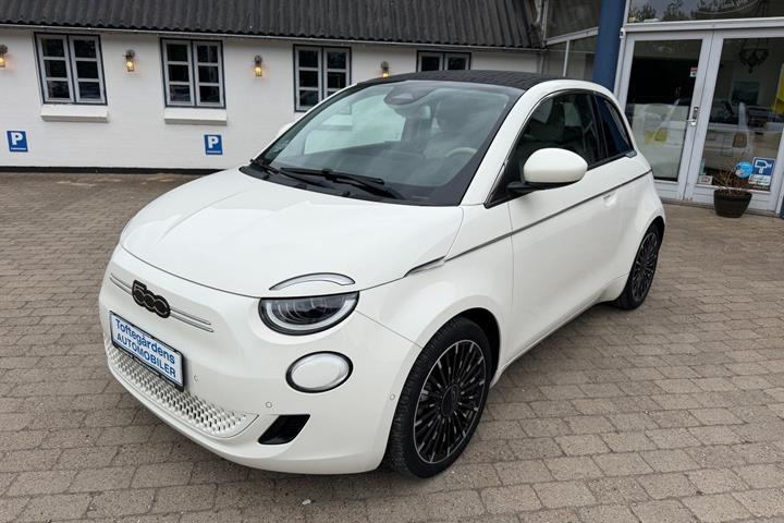 Hvid Fiat 500e fra 2023 set udefra
