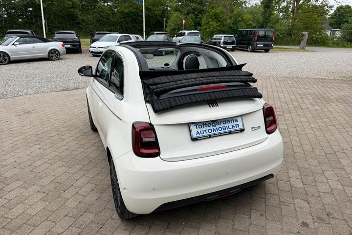 Hvid Fiat 500e fra 2023